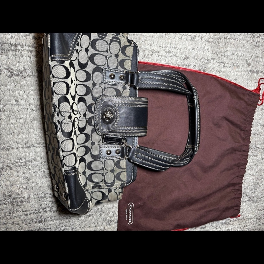 COACH HAMPTON #F13975
SIGNATURE
EXPANDABLE CARRYALL